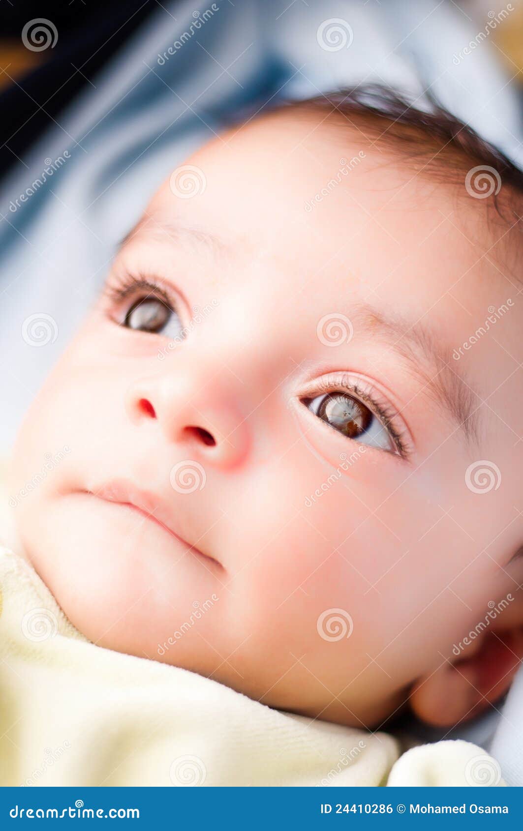 глаза младенца смотря вверх. рожденный младенец ся мама глаза новая
