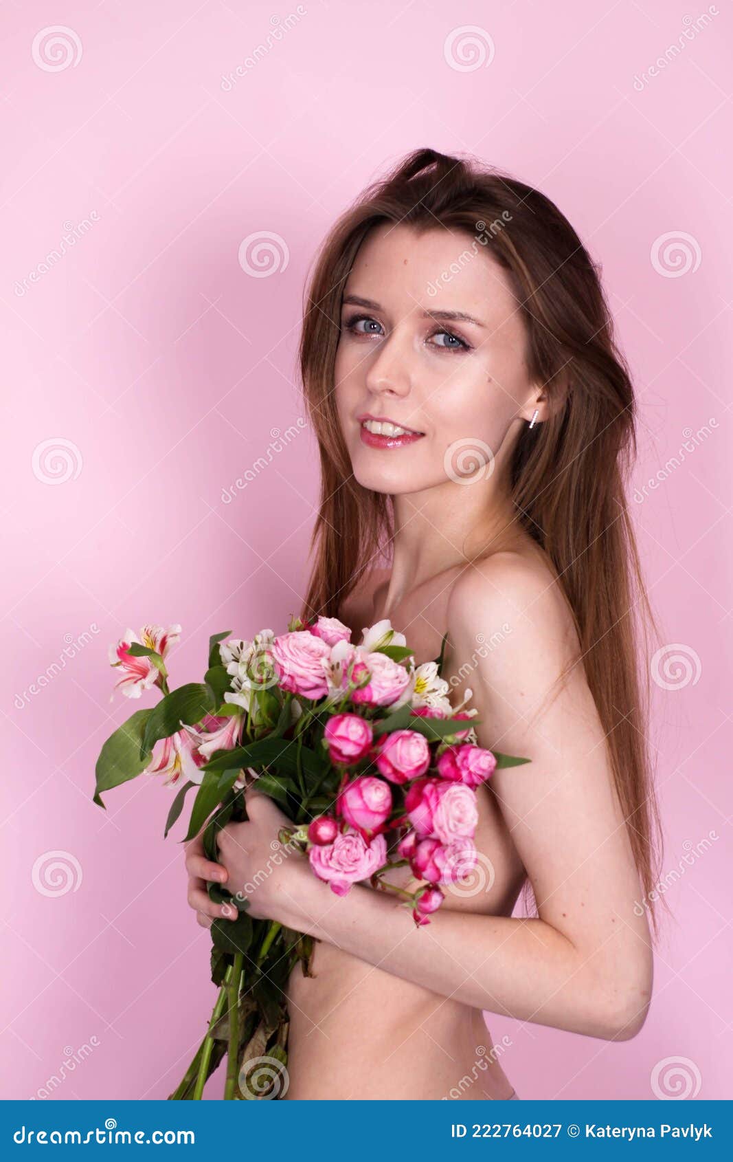 Голая девушка с букетом белых цветов
