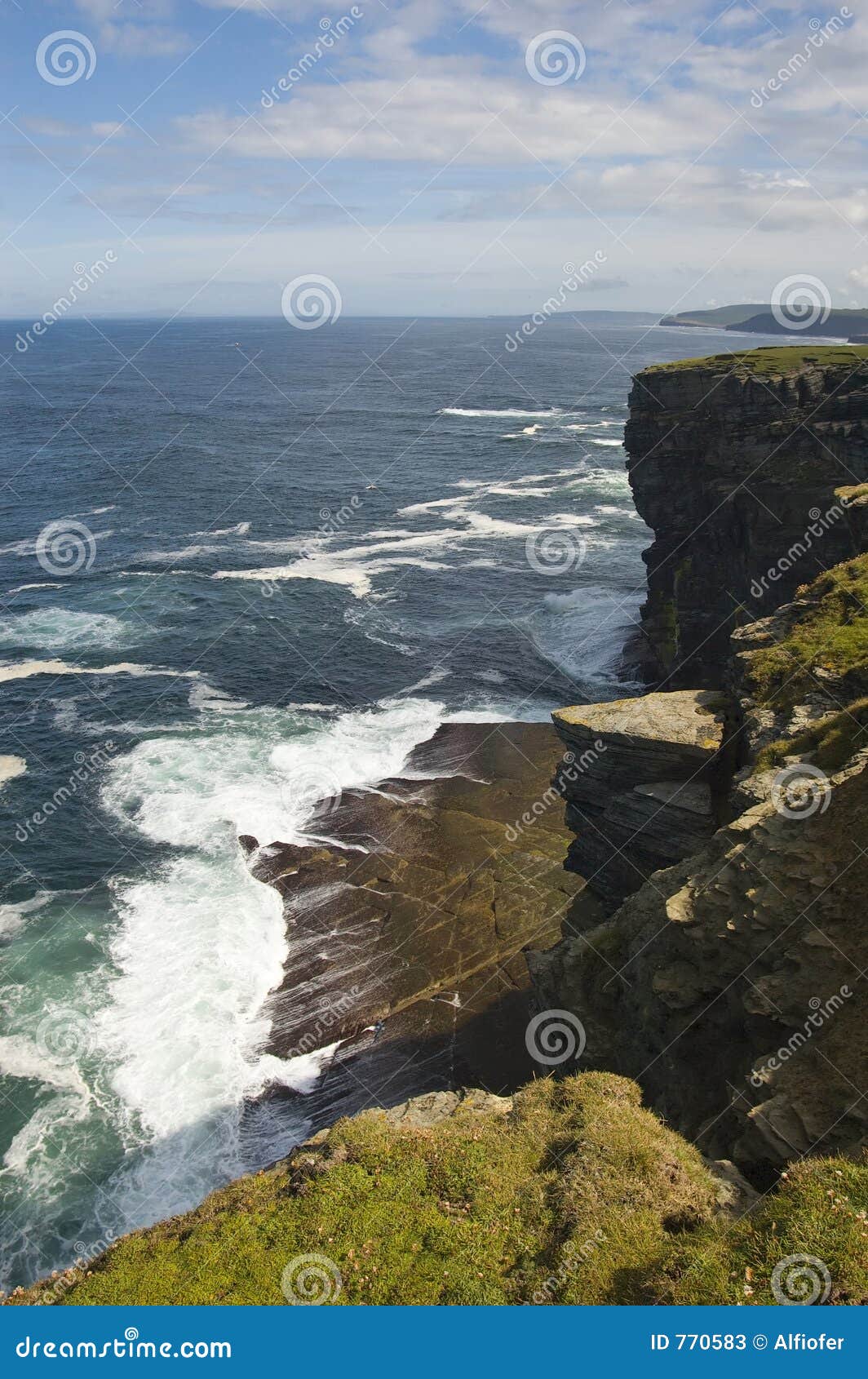 головной взгляд sunburgh Шотландии shetland. взгляд sunburgh Шотландии shetland скалы головной