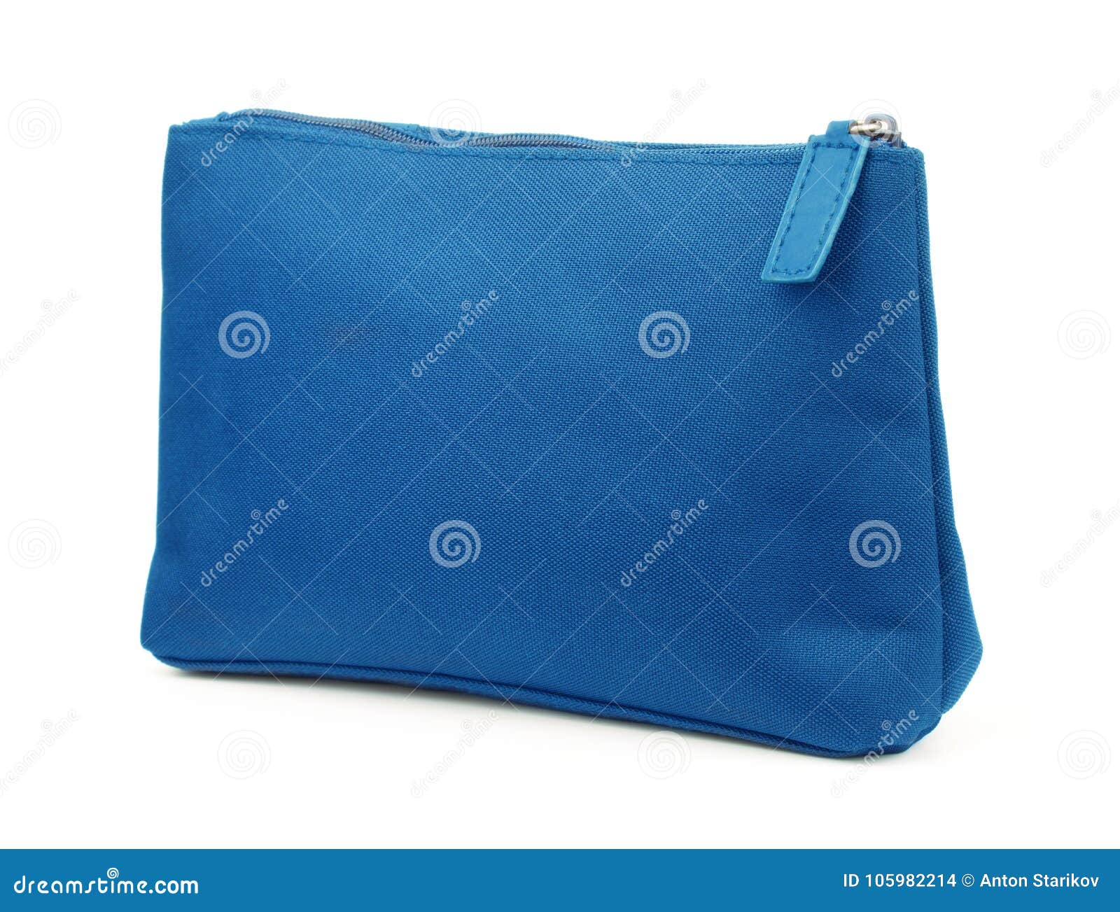 Голубая косметическая сумка изолированная на белизне
