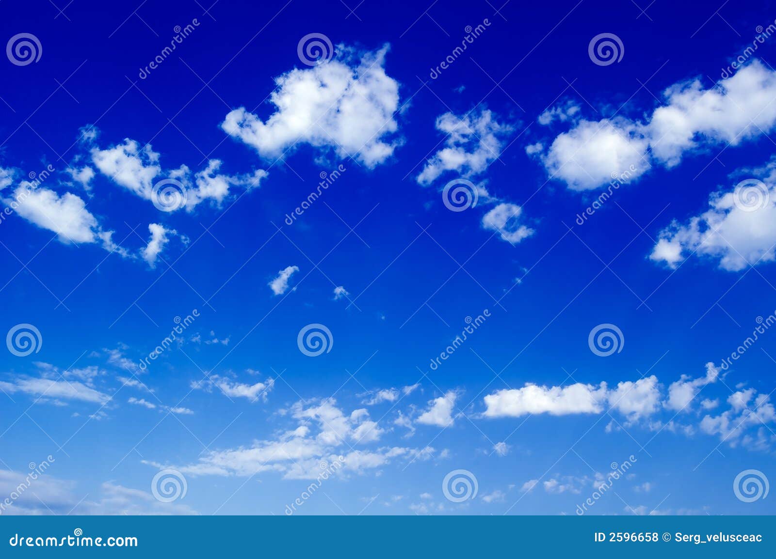 голубое небо стоковое фото. изображение насчитывающей лучи - 2596658