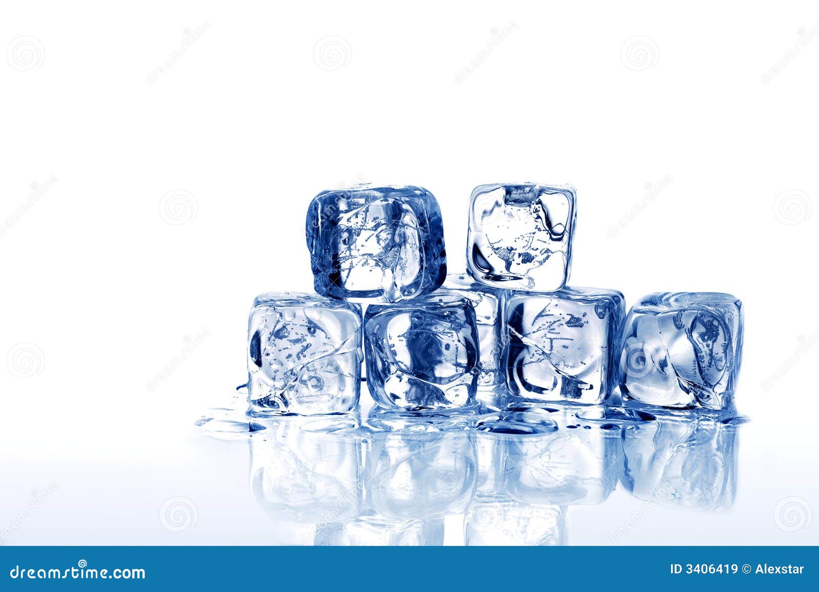 голубой льдед кубиков. против белизны льда кубиков предпосылки голубой