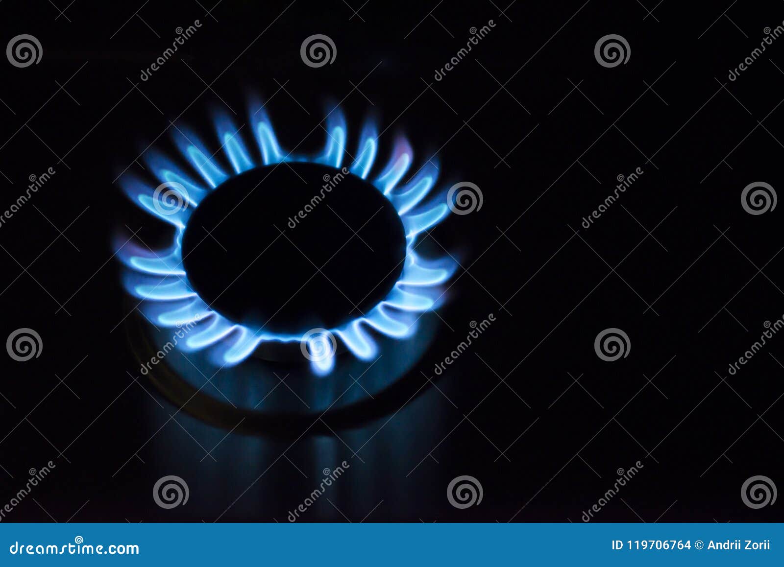 Голубой огонь в газовой горелке Газосжигательный от газовой плиты кухни Газовая плита