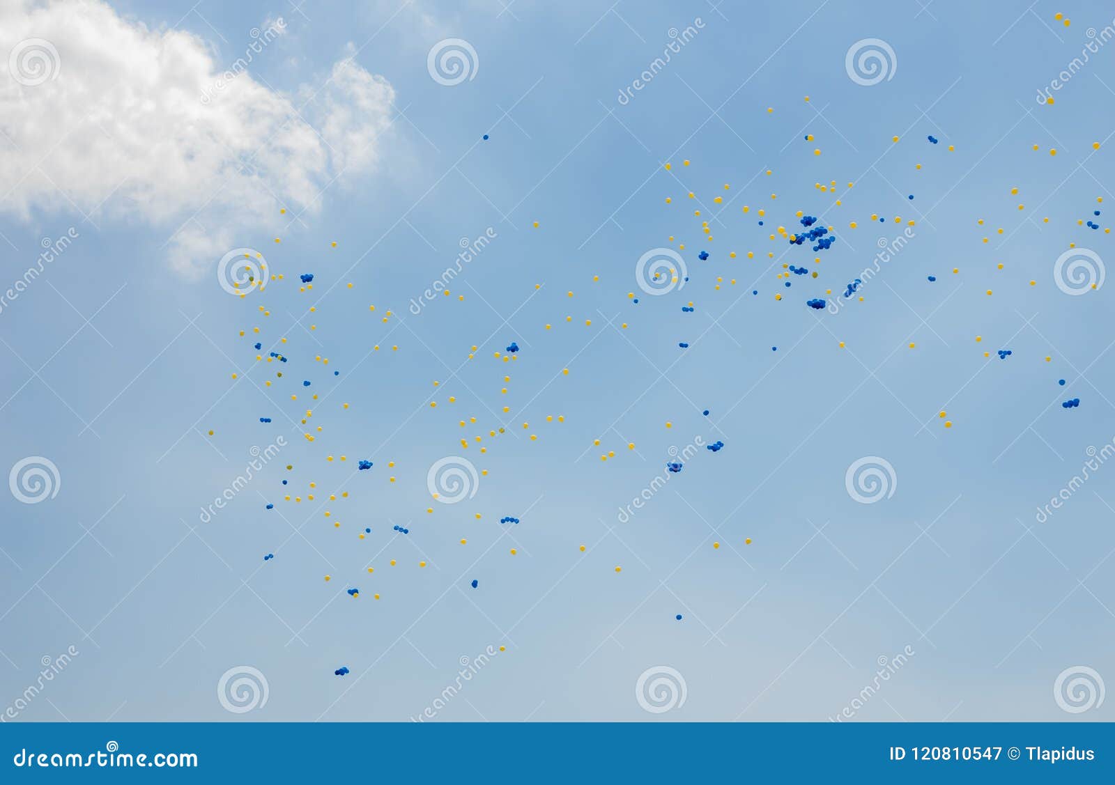 Голубые и желтые воздушные шары в небе. Голубые и желтые воздушные шары летают в небо