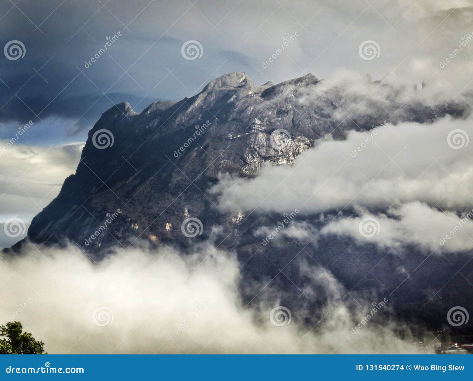 Гора. Mount Kinabalu самая высокая гора в Юго-Восточной Азии