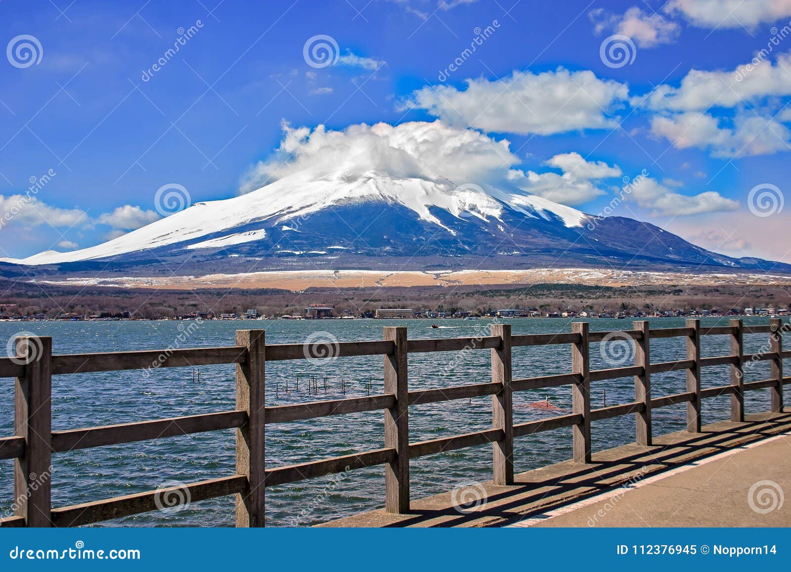 Гора Fujisan Фудзи большая и солнечный свет утра купая гору на озере Yamanaka, Японии