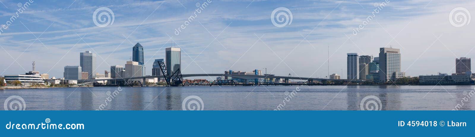 горизонт jacksonville панорамный. вдоль городского взгляда st реки s florida jacksonville john панорамного