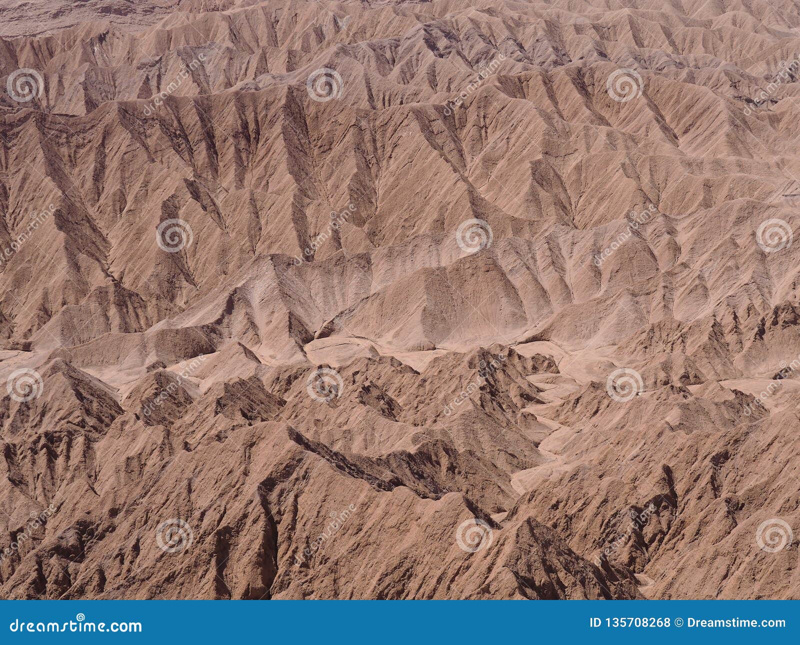 Горные породы в пустыне Atacama. â€œPhotograph или рисовать?  â€ могло быть первым вопросом когда наблюдать воду сделал форму этих горных пород в пустыне Atacama около San Pedro de Atacama в Чили