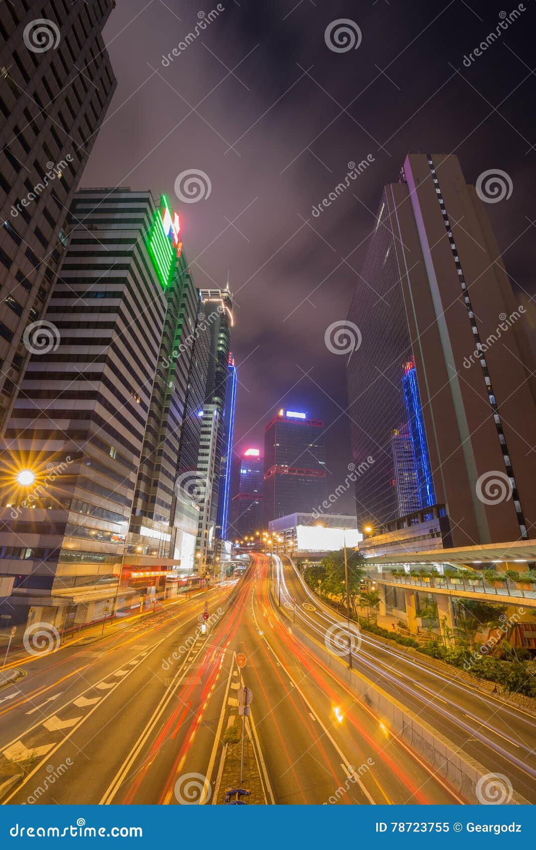 Город Гонконга & x28; central& x29; и движение улицы на ноче. Город Гонконга & x28; central& x29; и движение улицы на nighttime