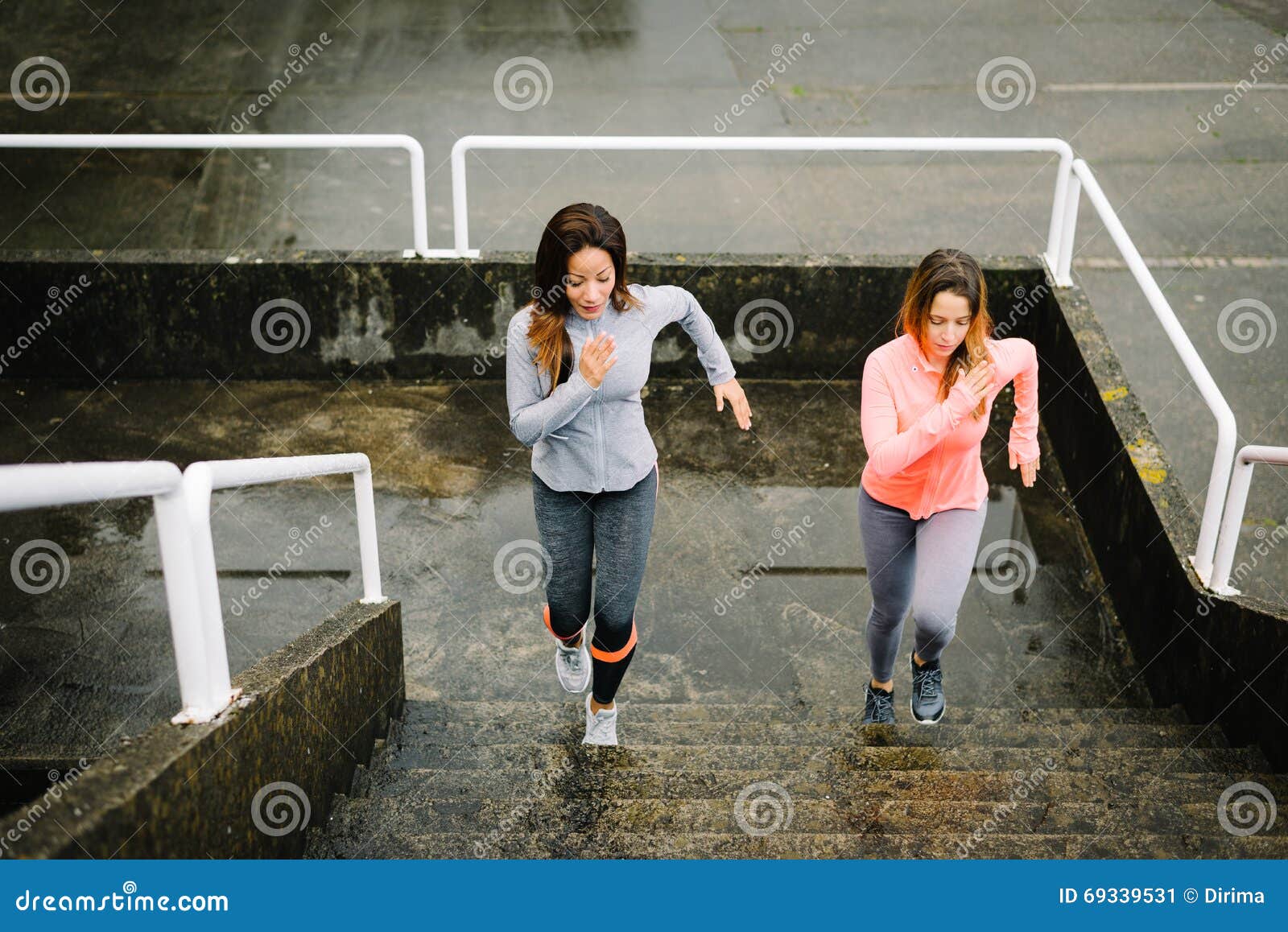 Городские женщины фитнеса бежать и взбираясь лестницы Стоковое ...