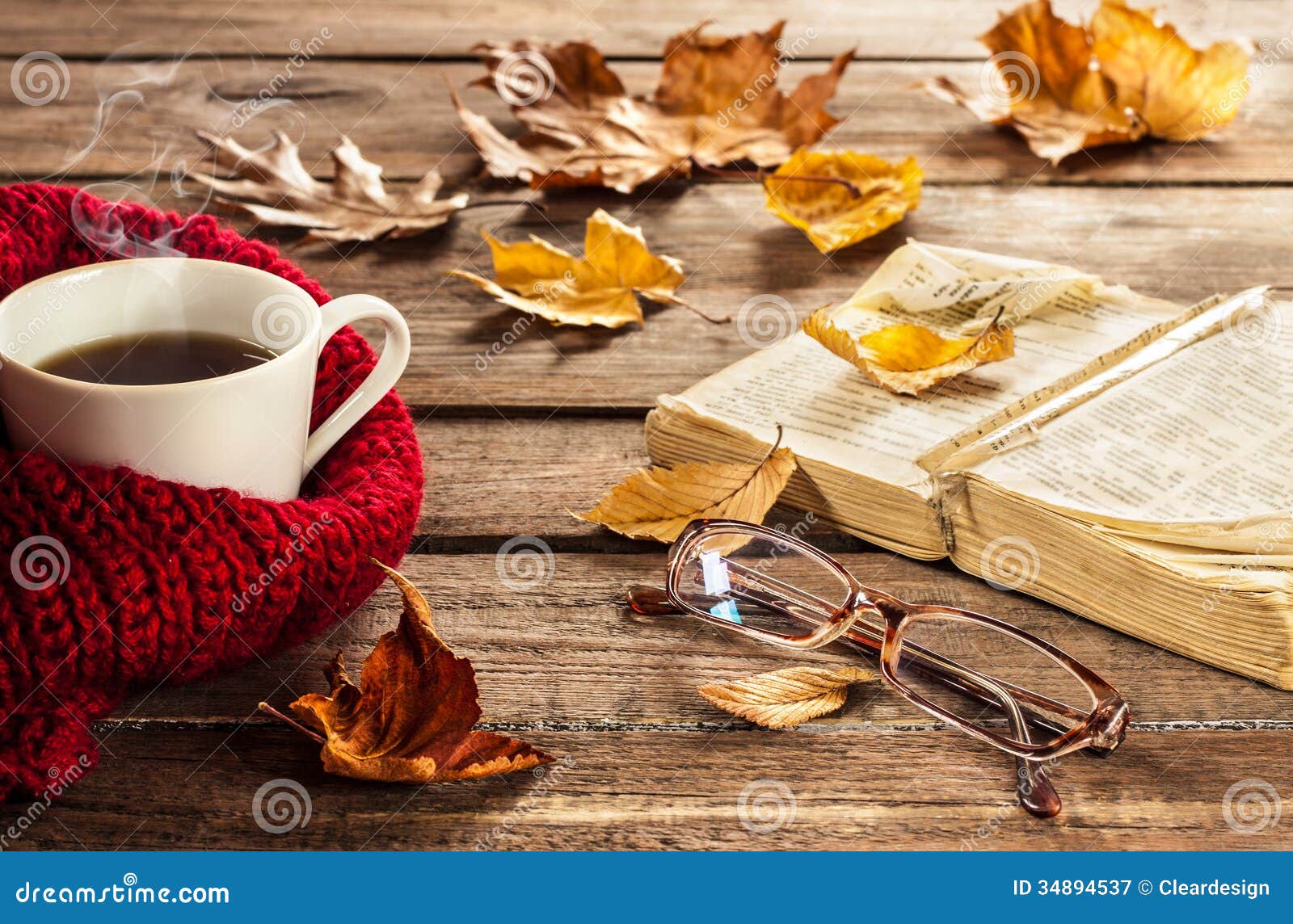 Горячие кофе, книга, стекла и листья осени на деревянной предпосылке. Горячий кофе, винтажная книга, стекла и листья осени на деревянной предпосылке - ослабьте или концепции выхода на пенсию