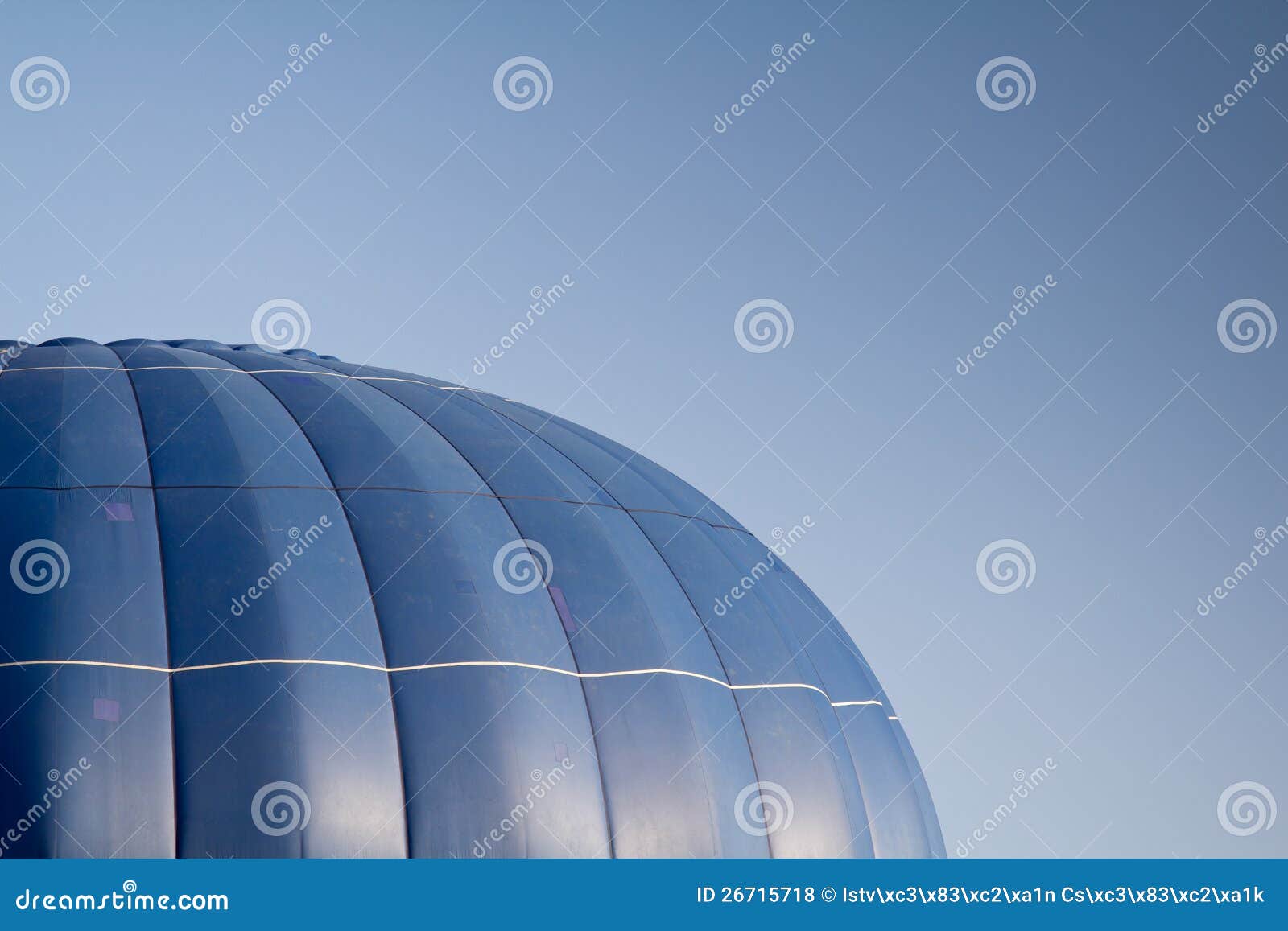 Горячий воздушный шар над голубым небом