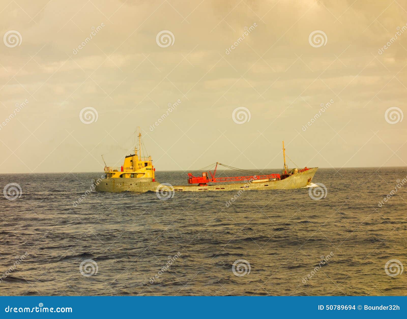 Грузовой корабль прыгает для st vincent в островах гренадина. Сосуд нося нагрузку цемента между наветренными островами Вест-Инди