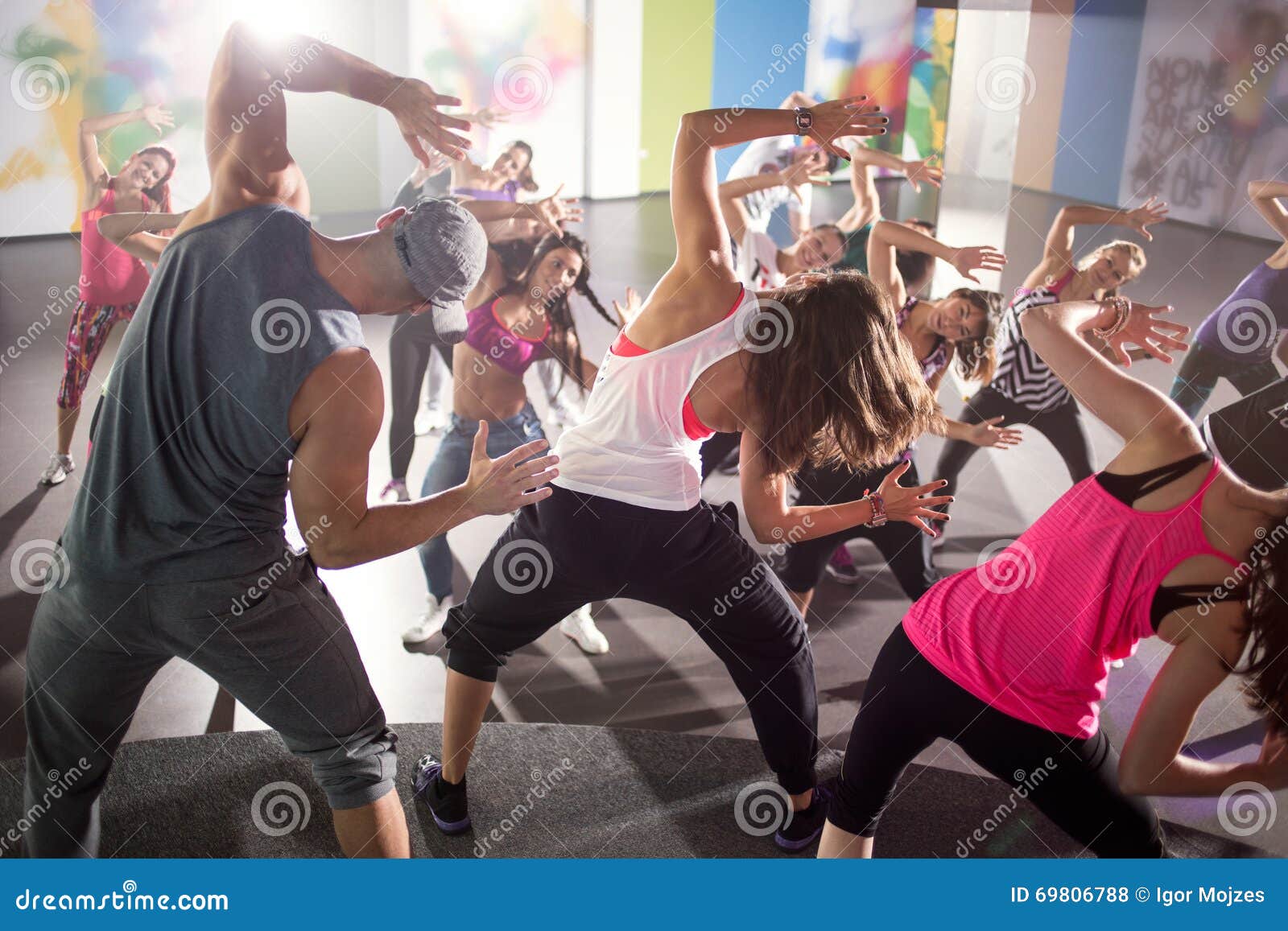 Группа в составе танцоры на тренировке фитнеса в студии