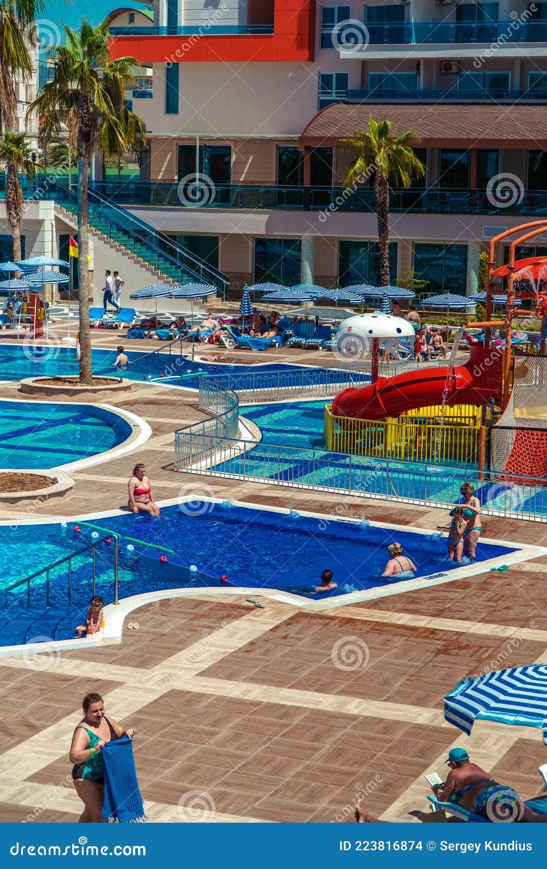 группа пухлых женщин, сидящих на краю бассейна и разговаривающих ...