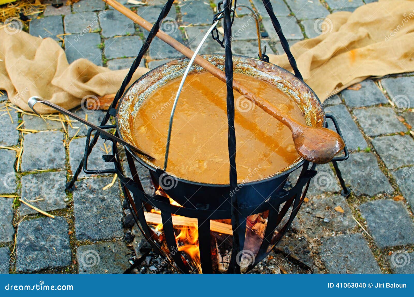 Гуляш в баке стоковое фото. изображение насчитывающей бак - 41063040
