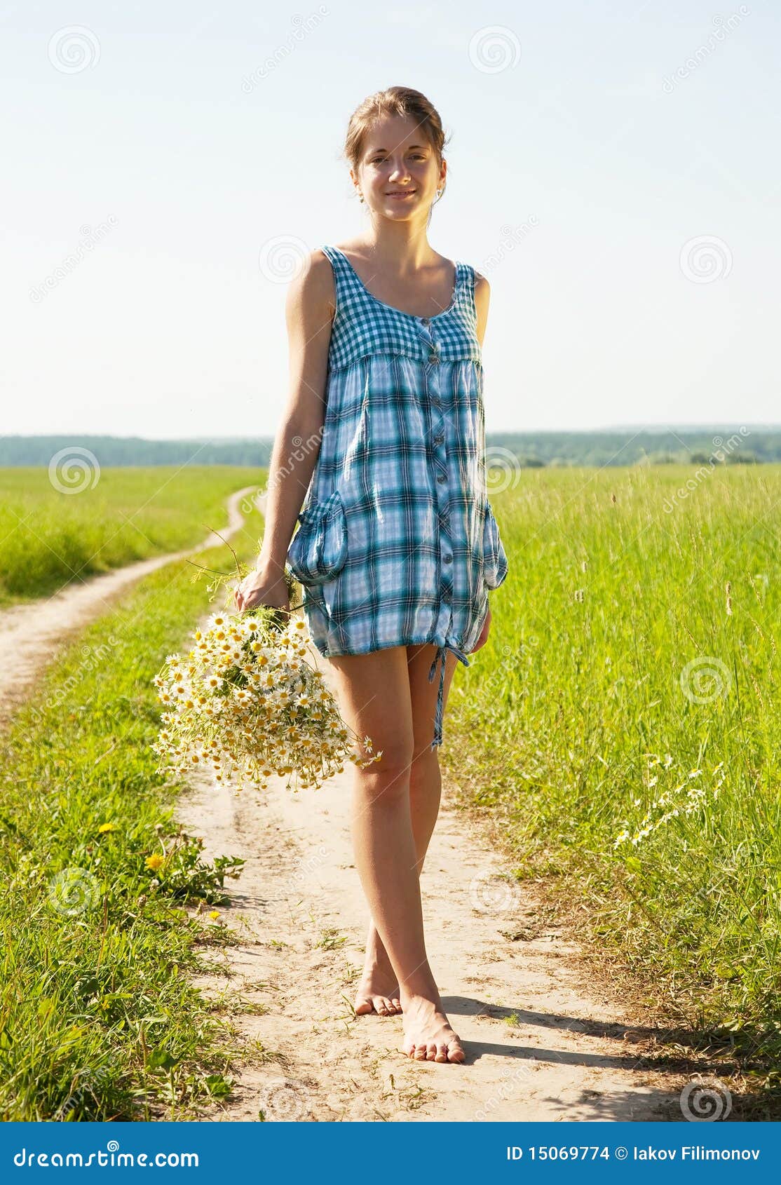 Деревенская девушка в летнем платье