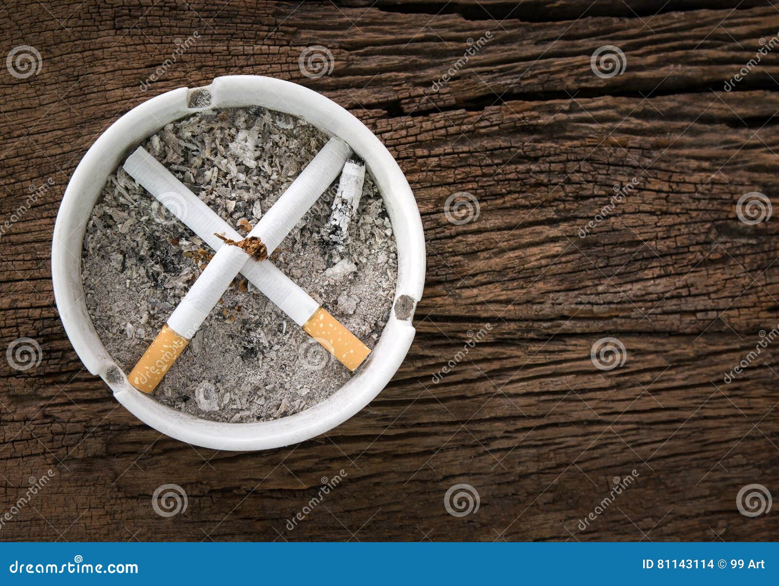 Для некурящих знак от сигарет в ashtray сигарет на деревянных животиках. Для некурящих знак от сигарет в ashtray сигарет на деревянной таблице