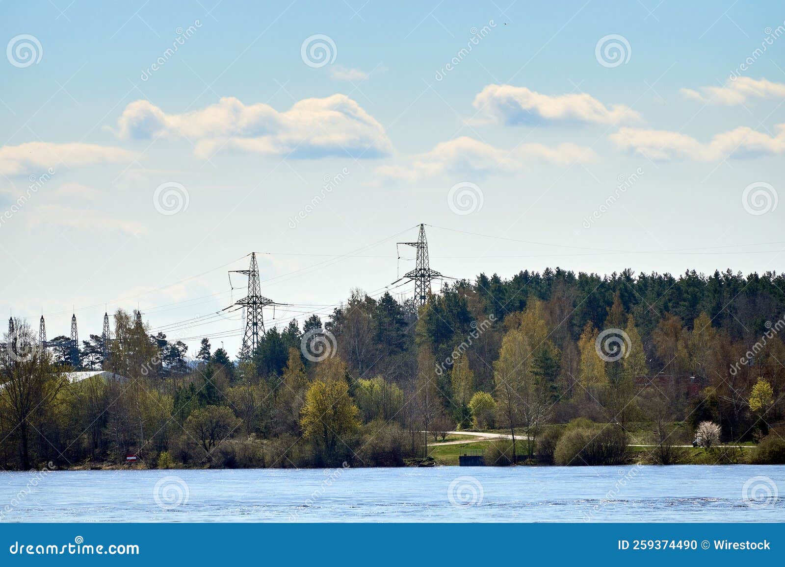 дальний выстрел реки Догава с лесом и электрическими полюсами под ...