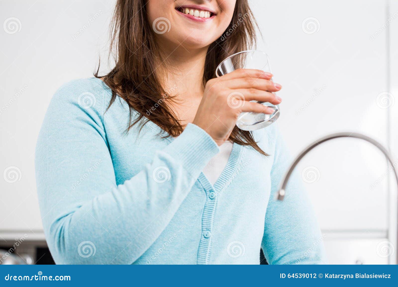 Дама держа стекло воды. Фото счастливой дамы держа стекло здоровой воды