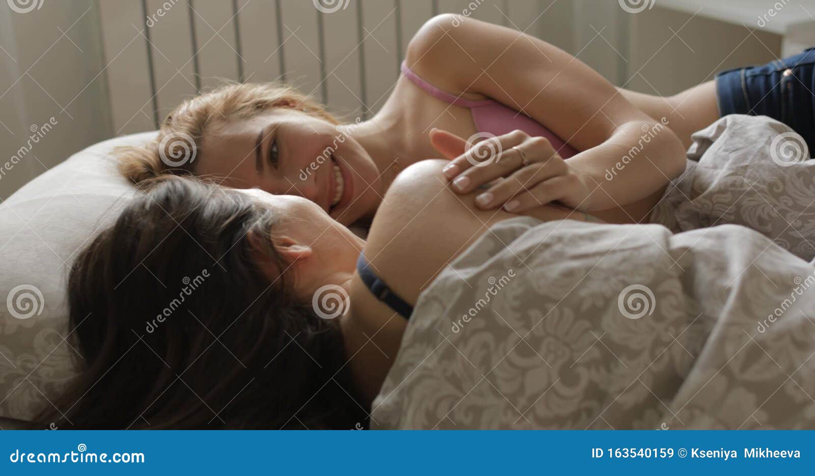 Красивые лесби в постели.в.джинсах..