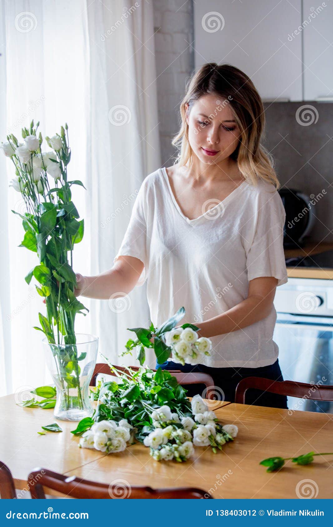 Букет белых роз на кухне