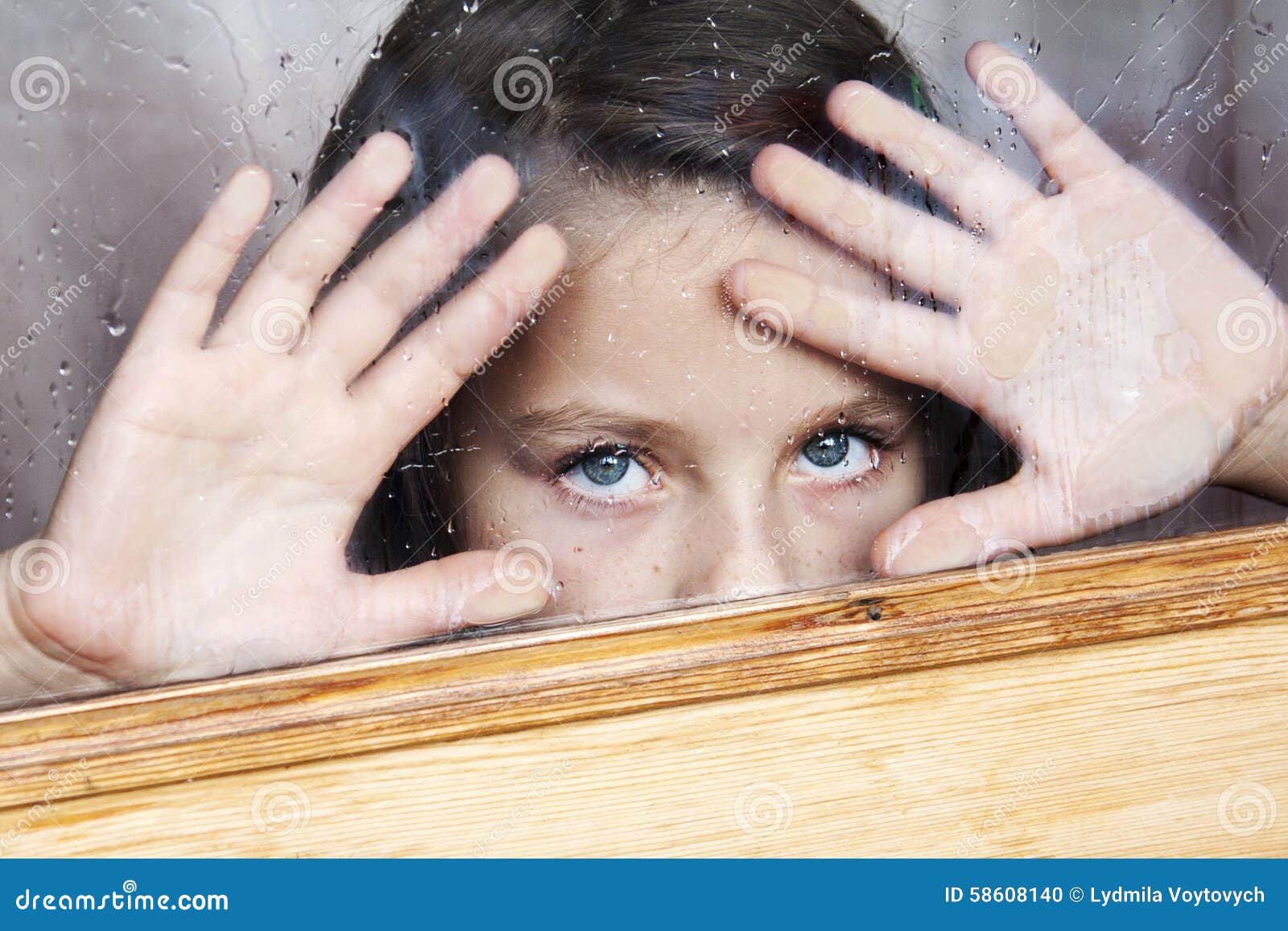 Девушка в окне стоковое фото. изображение насчитывающей окне - 58608140