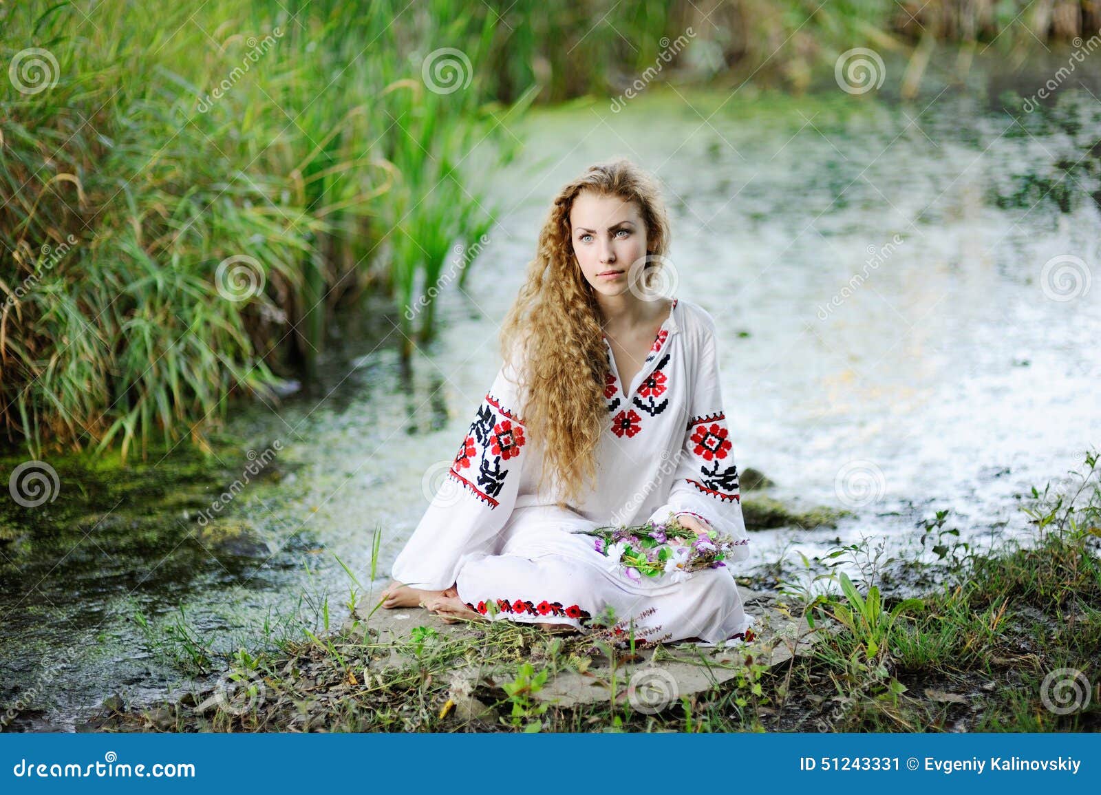 Славянская девушка в рубашке и венке