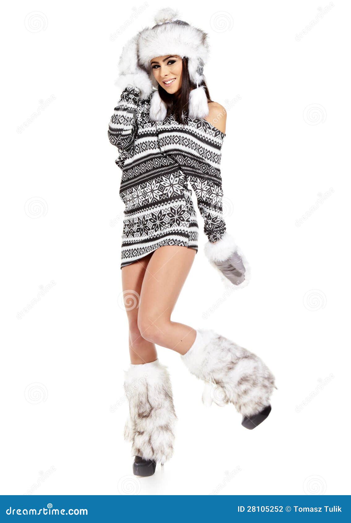 Девушка в шлеме и теплых одеждах. Портрет зимы привлекательной девушки в шлеме и теплых одеждах, над белой предпосылкой.