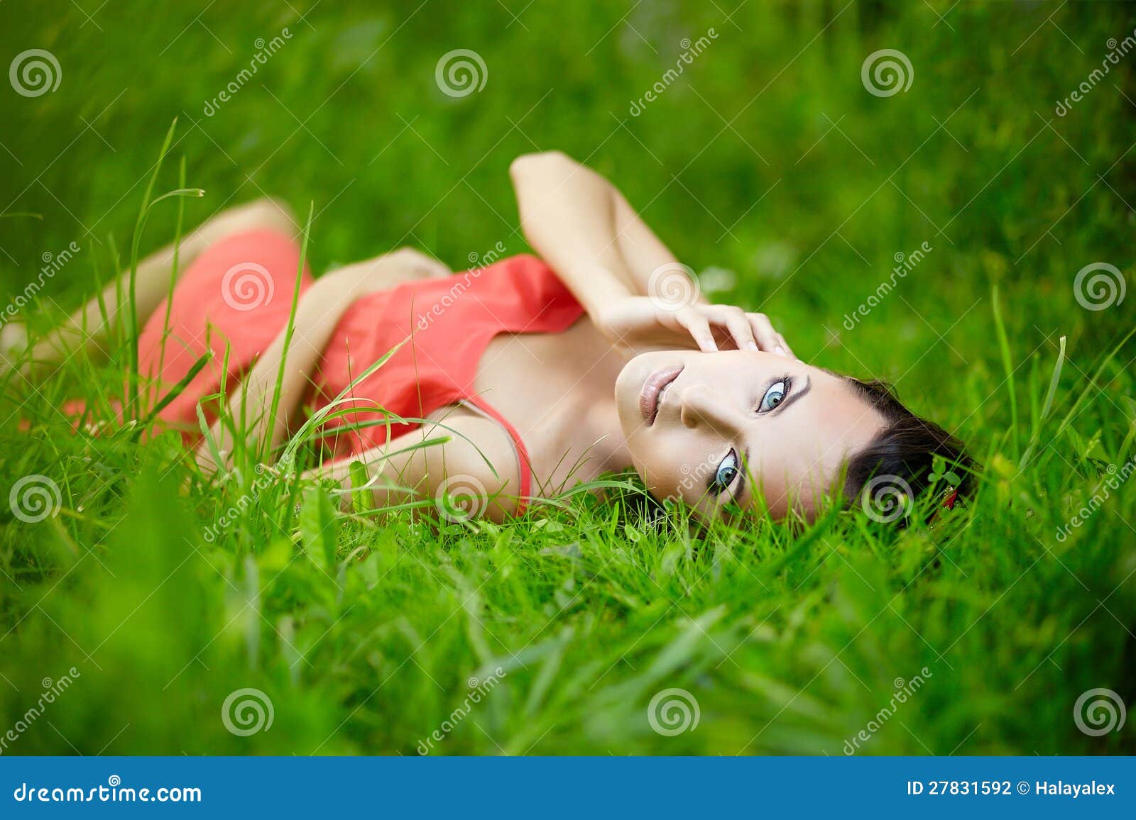 Девушка лежа в траве зеленого лета яркой Стоковое Фото - изображение ...