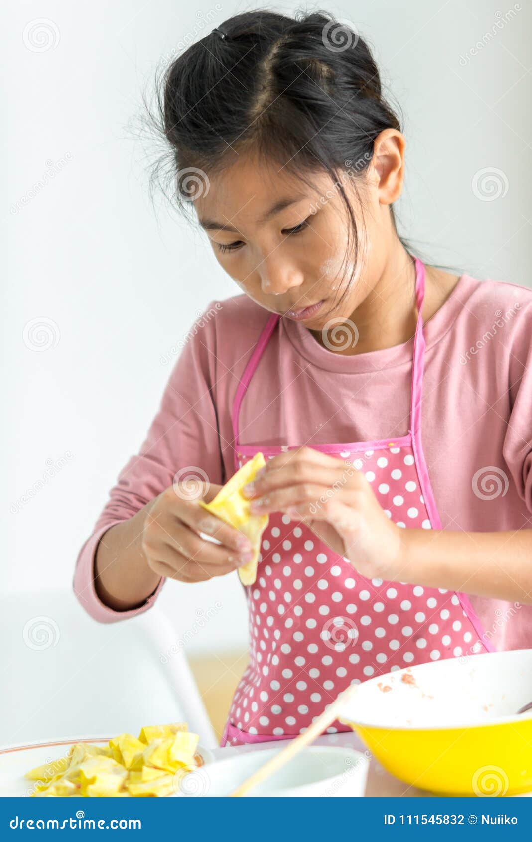 Девушка обрабатывая домодельный вареник в ее руке, концепцию образа ...