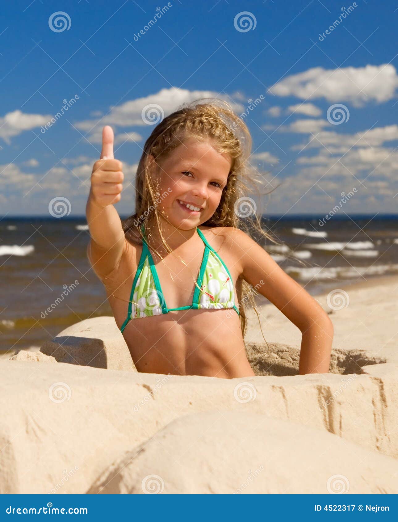 Подросток на пляже один