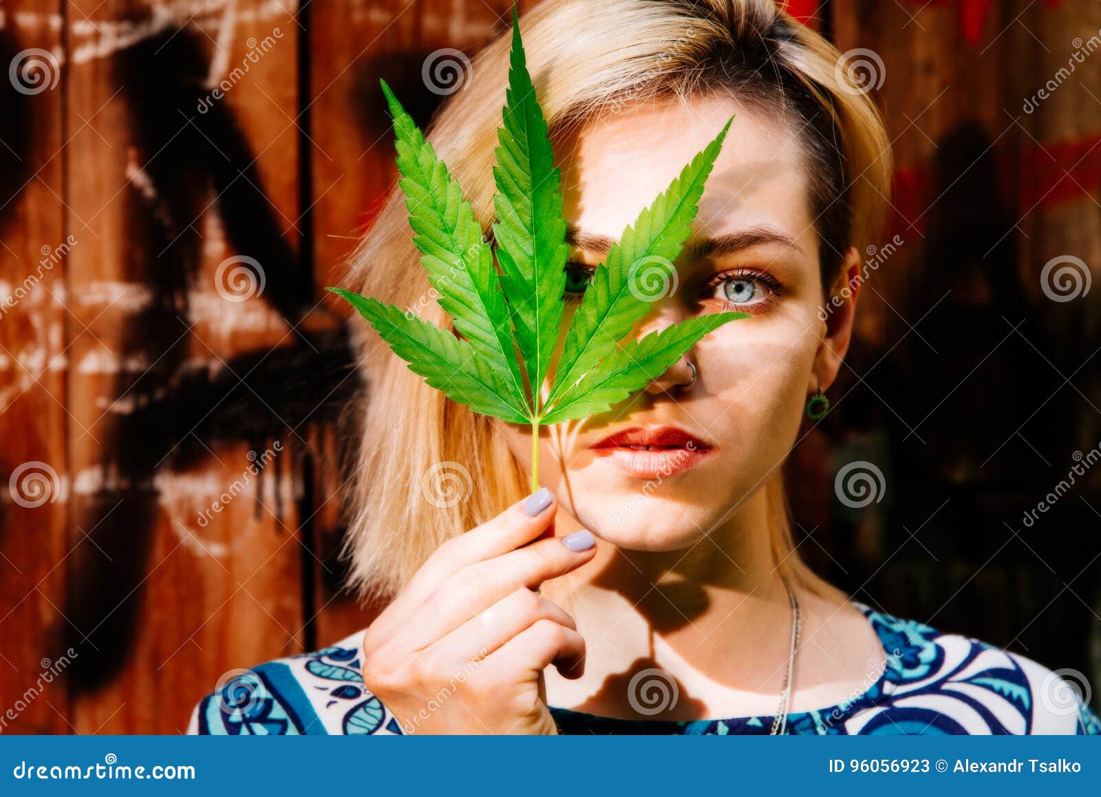 Конопля девушка фото выведение алкоголя и марихуаны