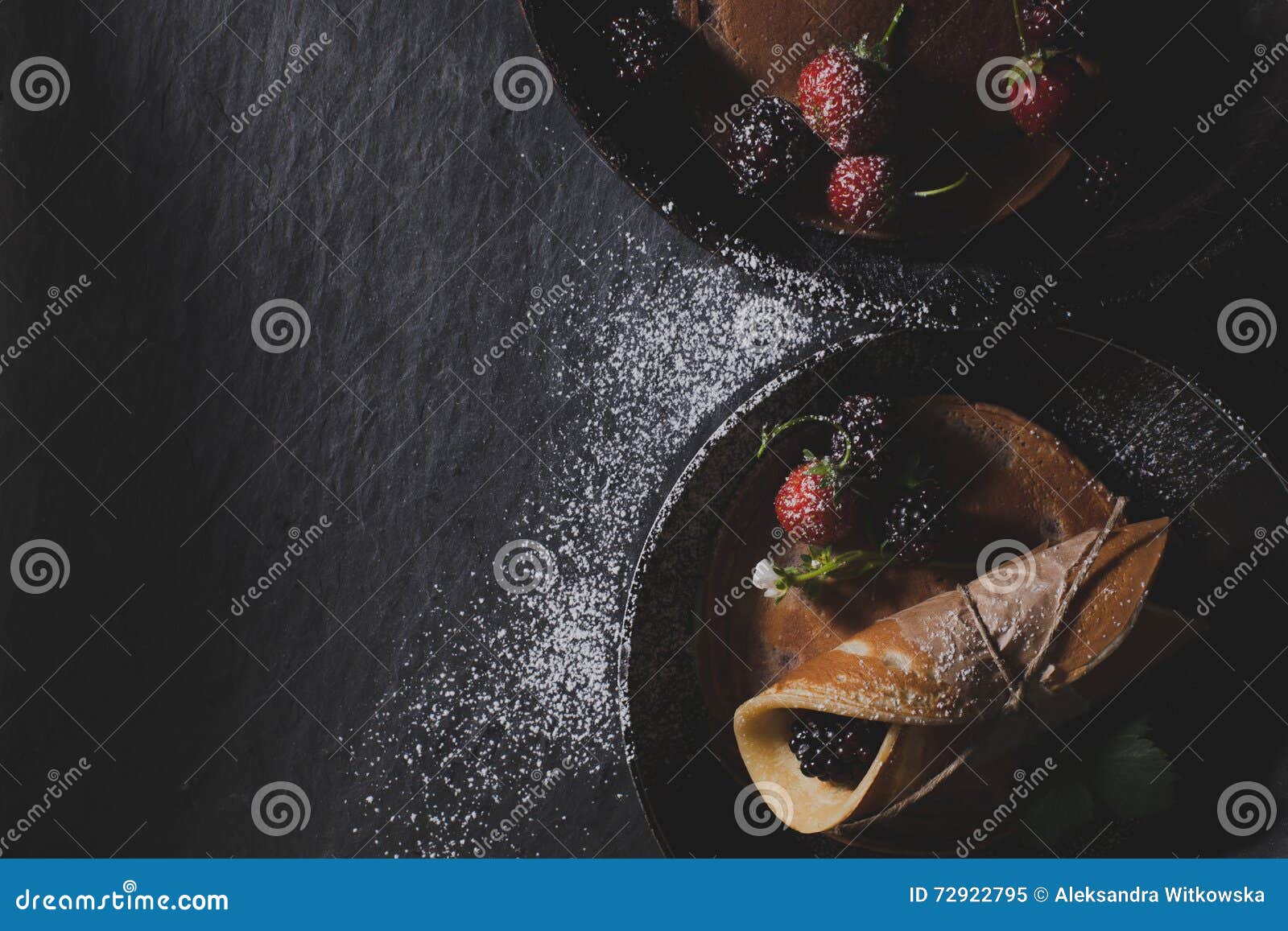 Деревенский завтрак с блинчиками шоколада в ржавых лотках фрая на da. Блинчики шоколада на ржавых лотках лежа на темном камне с красивым светом, плоско положением