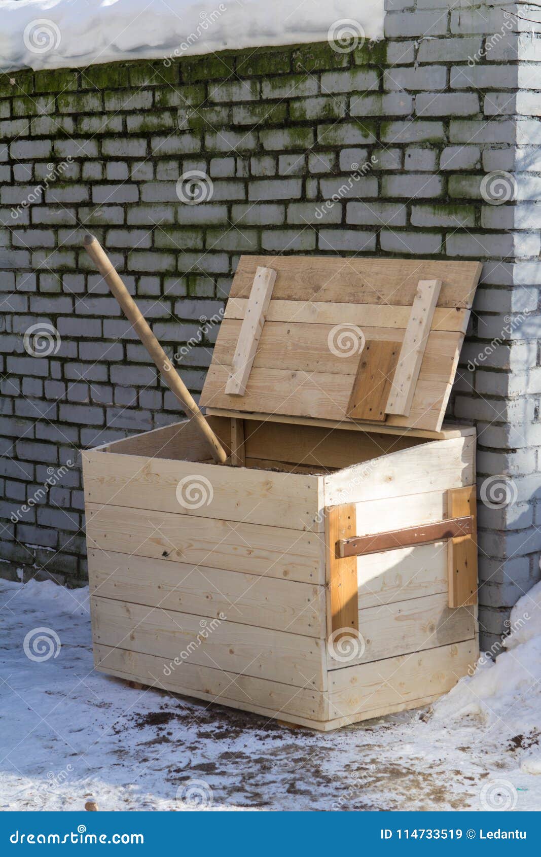 Деревянный ящик для песка