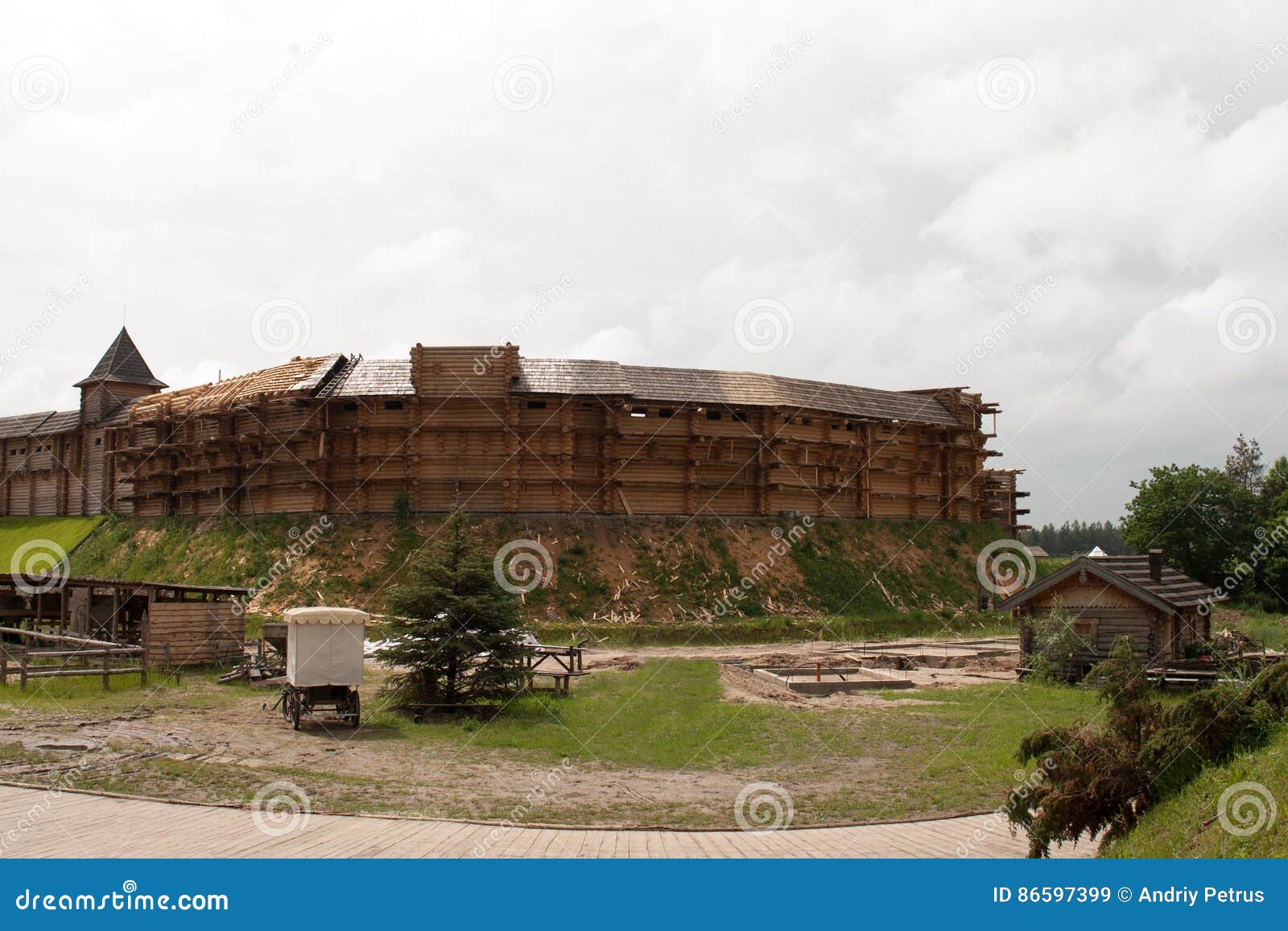 Славянский кремль. Деревянная крепость с частоколом и мельницей в подмосковном поле