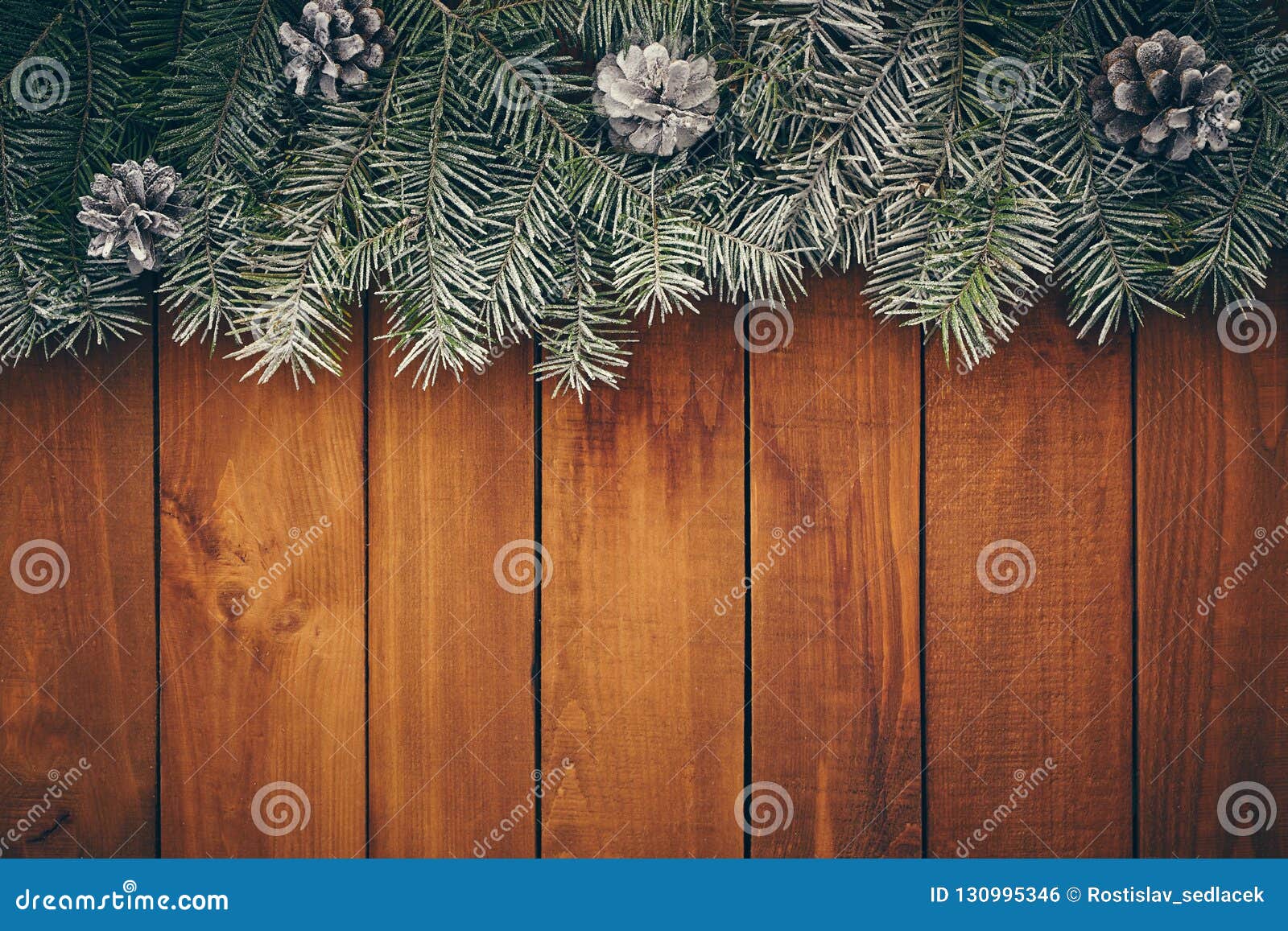 Деревянная предпосылка рождества с ветвями ели, конусами и космосом экземпляра для текста