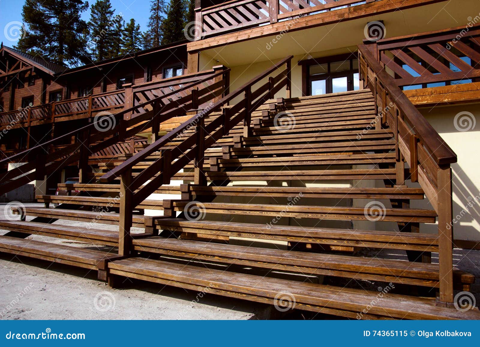 Деревянная лестница для крыльца дома