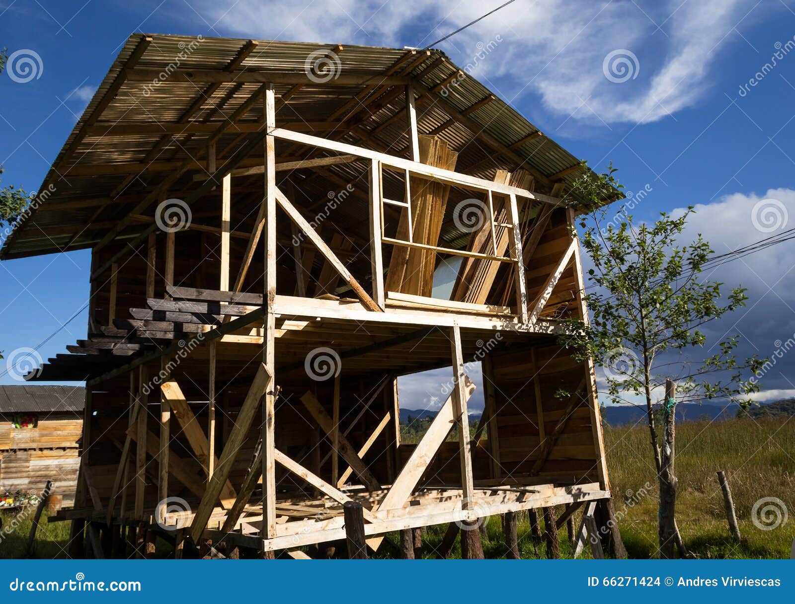 Деревянный дом под конструкцией
