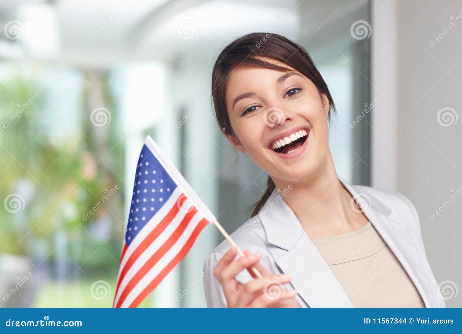 детеныши женщины удерживания американского флага счастливые. детеныши женщины портрета удерживания американского флага милые ся