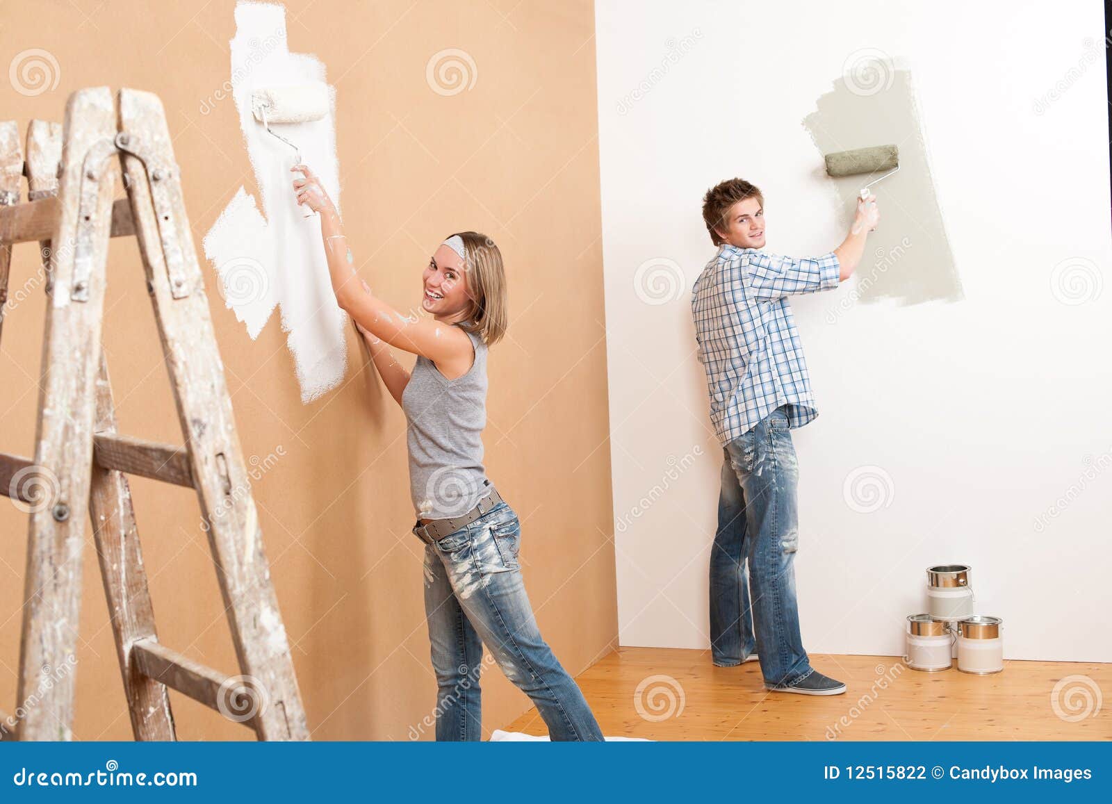 Мужчина и женщина красят стены