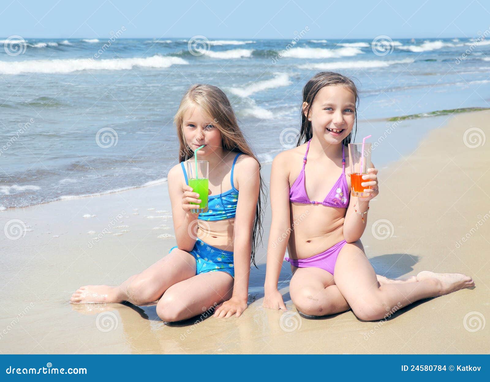 Две маленькие девочки на пляже