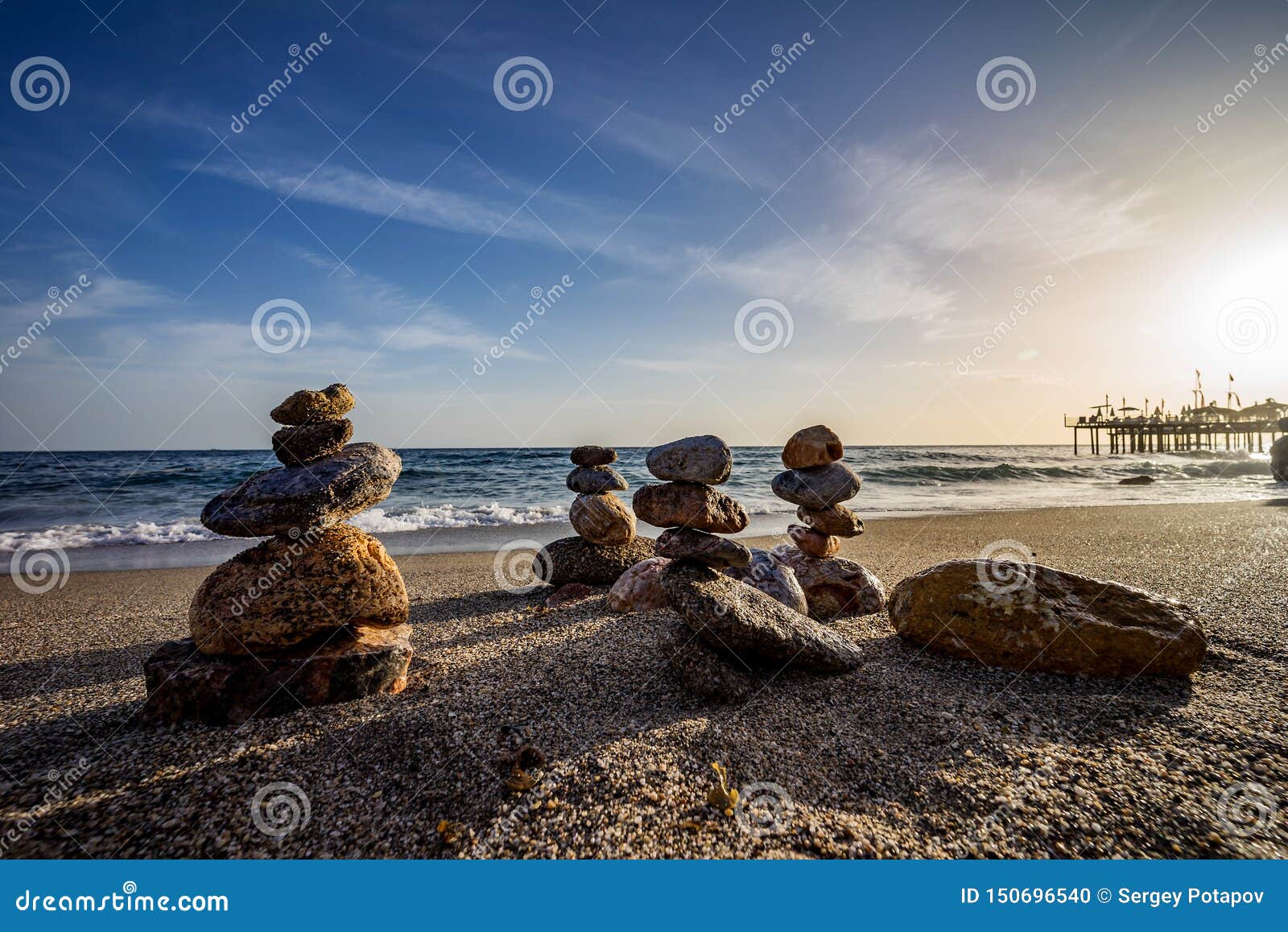 Диаграммы камней на пляже Пляж, солнце, волна Красиво положенные камни на пляже