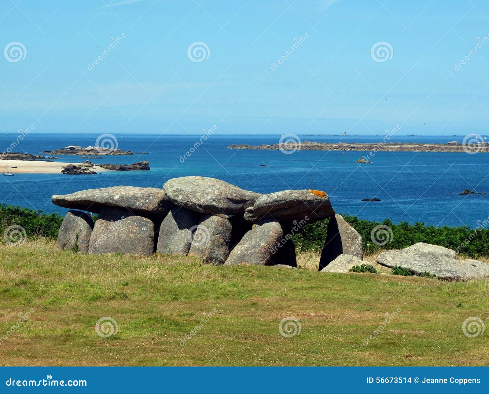 Дольмен Neolitic - Бретань, Франция. Менгиры могут быть найдены одиночно как монолиты, или как часть группы в составе подобные камни Бретан, Франция