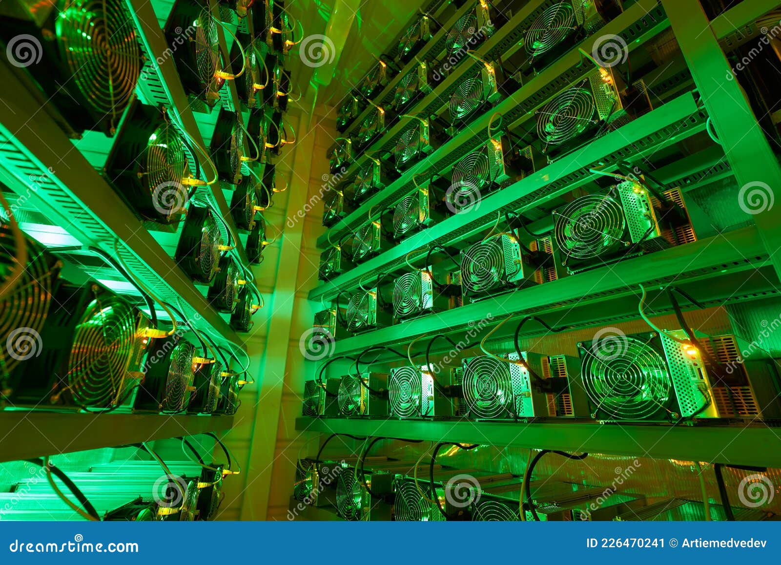 добытчики биткоина на большой ферме. оборудование для майнинга Asic на ...