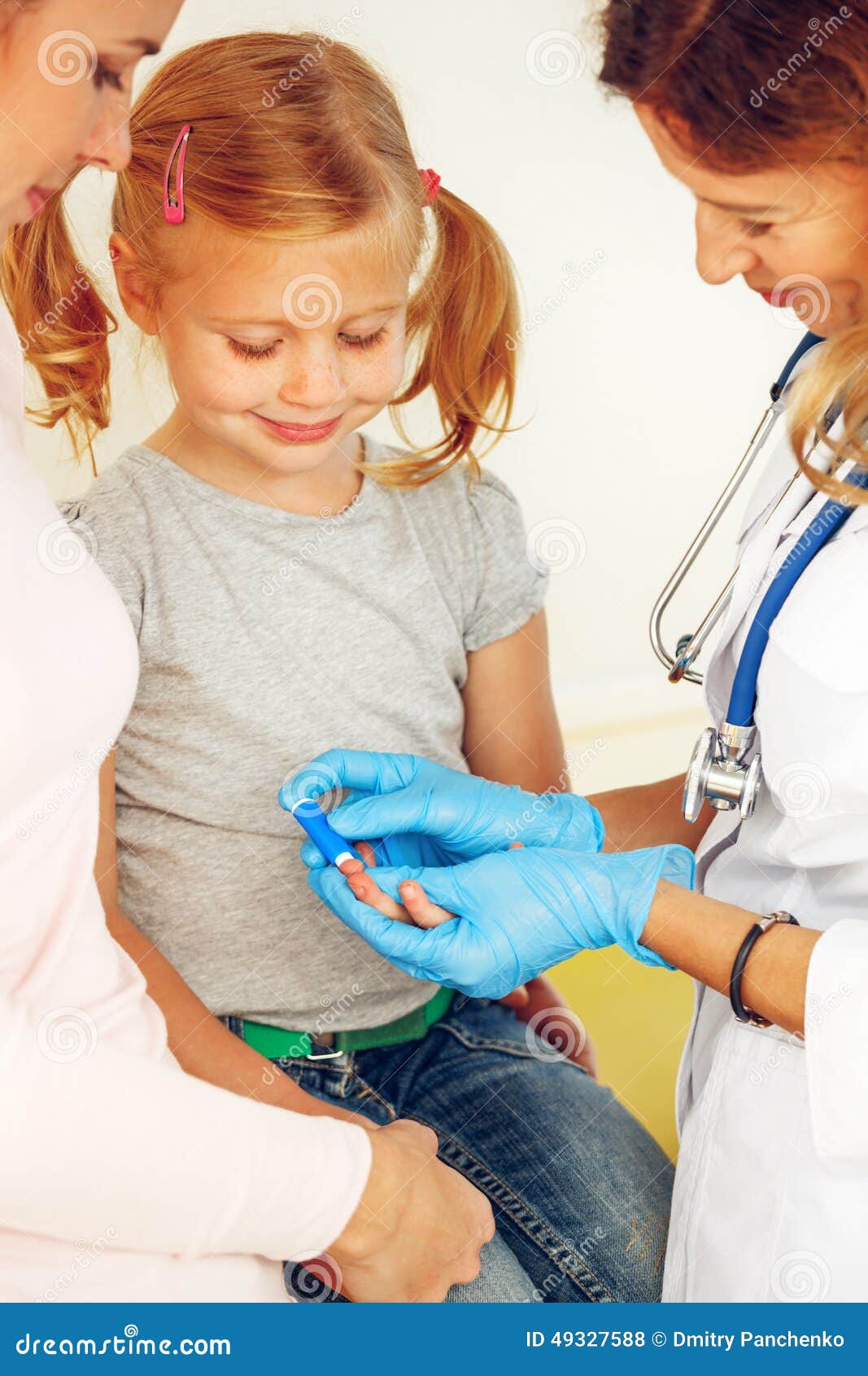 Доктор принимая анализ крови от малого пациента Стоковое Фото ...