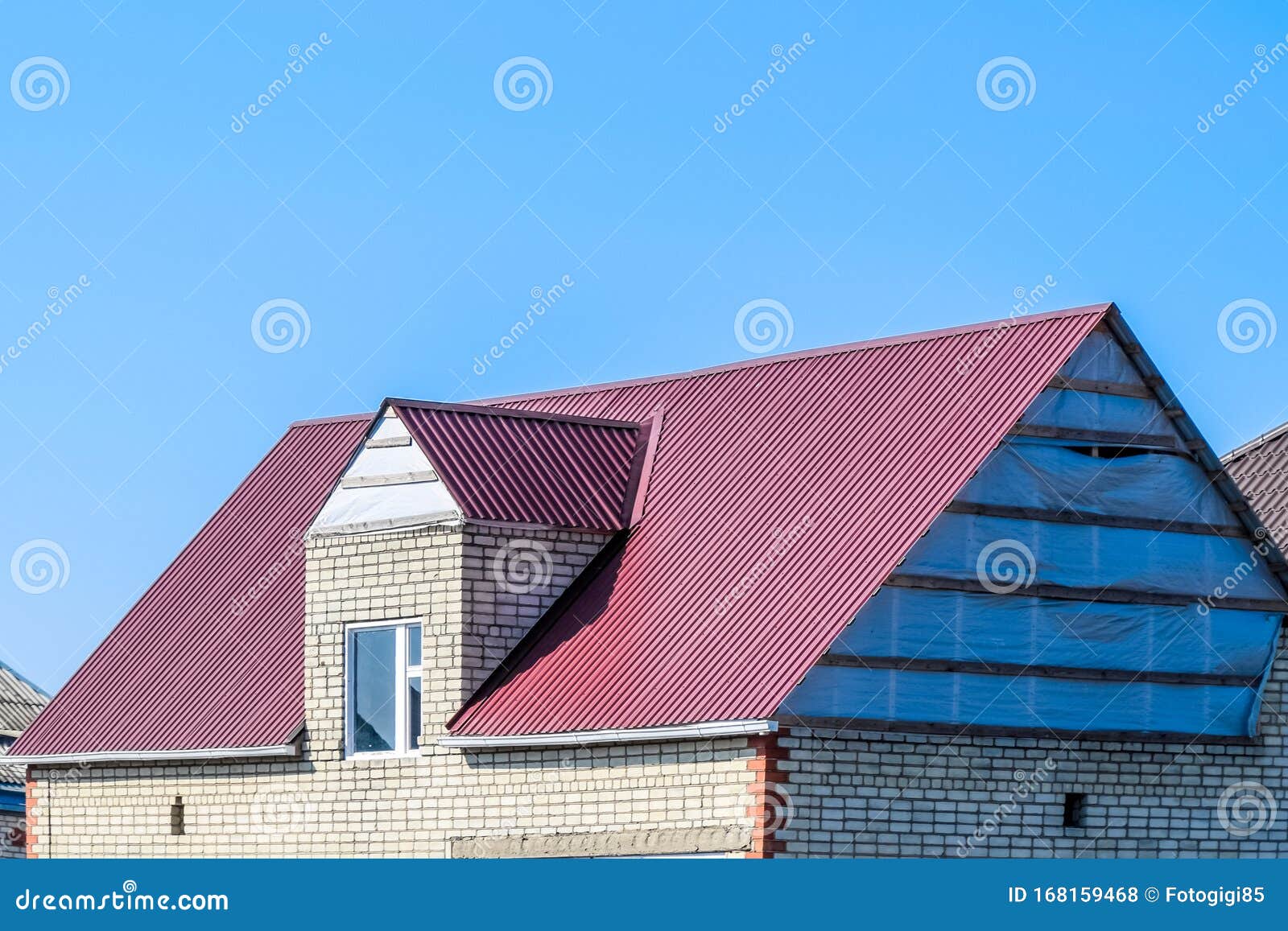  шлакоблока  с пластмассовыми окнами и крышей гофрированного .