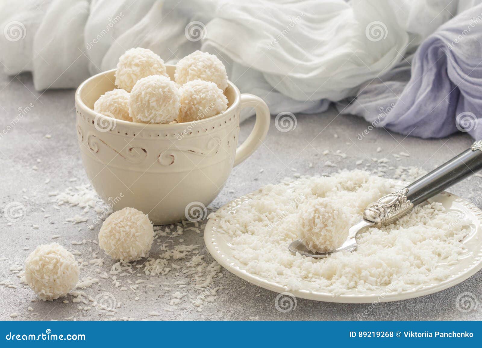 Сахар и конфеты на блюдце