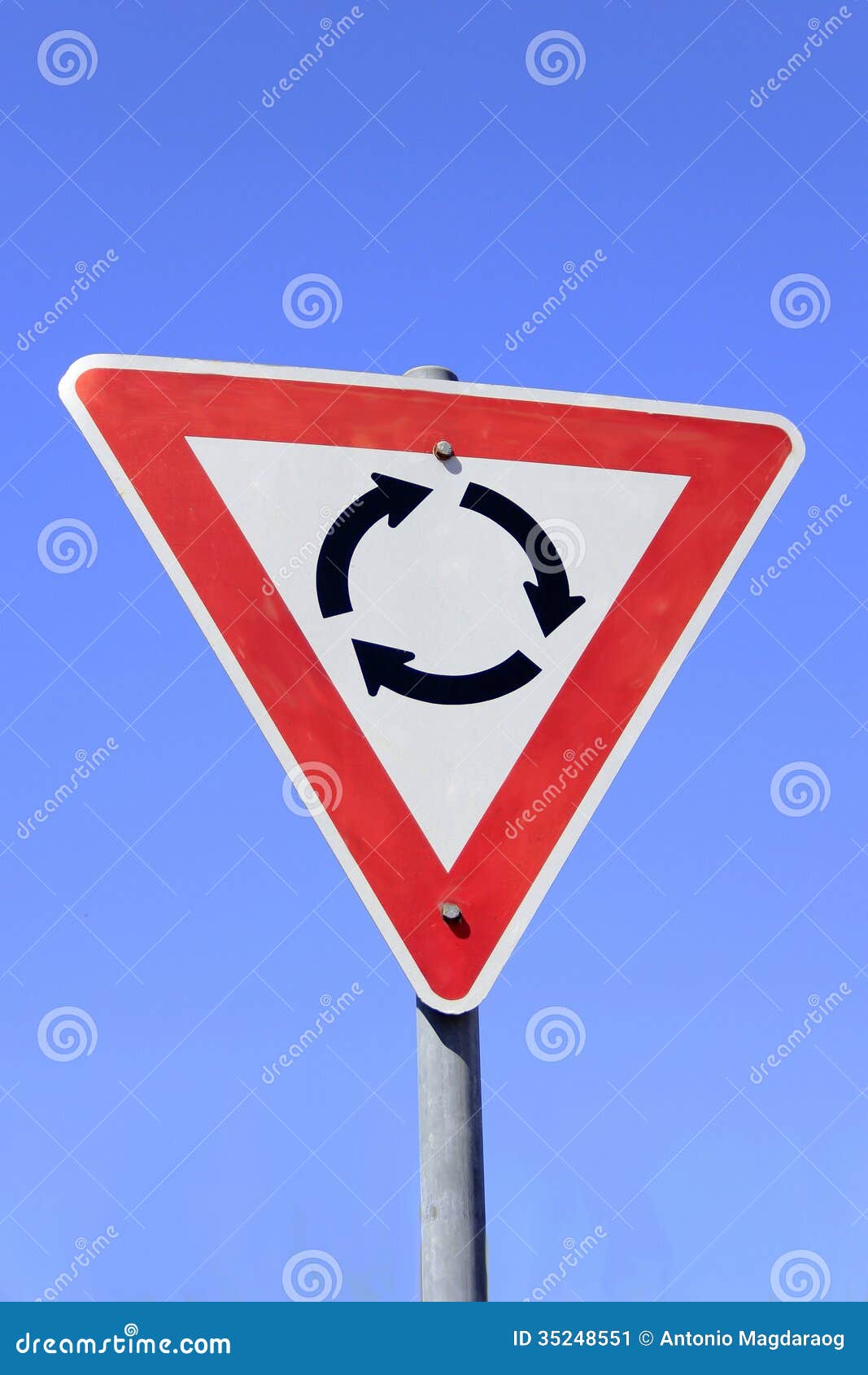 Дорожный знак треугольник вниз