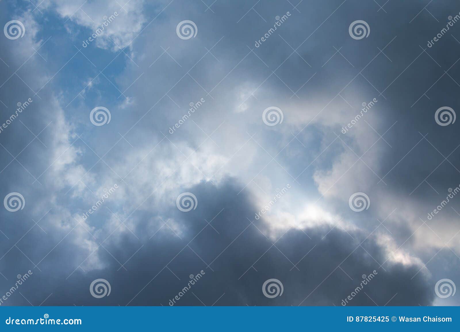 Драматическое небо с бурными облаками Драматическое небо с бурными облаками